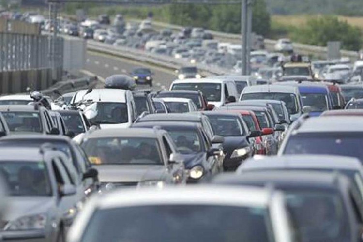 Saobraćajni kolaps kod Lučkog, kolona duga 20 kilometara