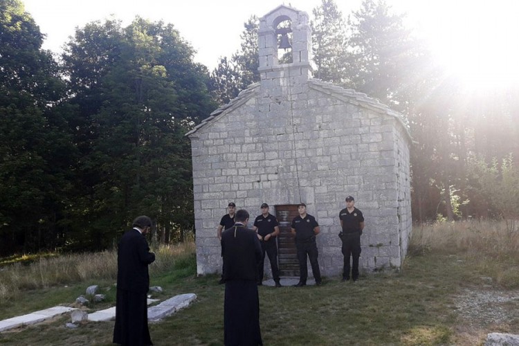 Policija zabranila sveštenicima ulazak u Crkvu na Ivanovim koritima