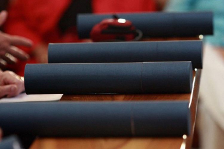 "Zatvoriti fakultete koji izdaju lažne diplome"