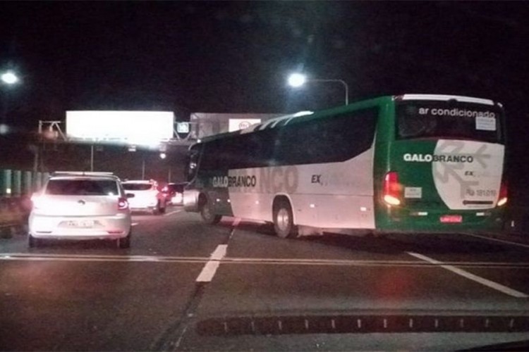 Maskirani muškarac drži taoce u autobusu