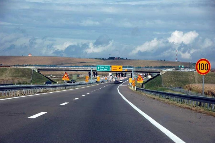 Gađali automobile na autoputu kukuruzom i betonskim blokovima