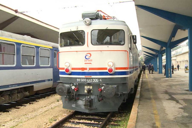 Migranti iz Tuzle vozom, preko Doboja i Banjaluke, krenuli do Bihaća