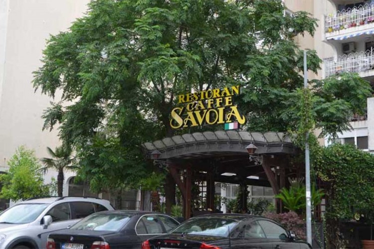 Maskiran muškarac upao u restoran, policija blokirala Bar