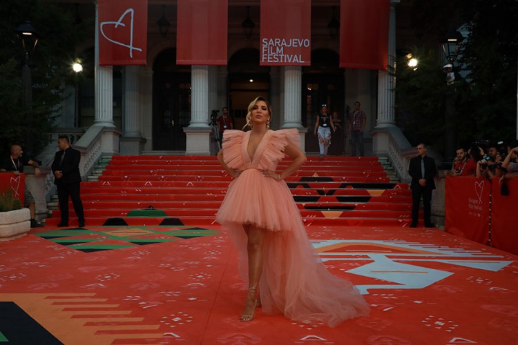 Leyla Hajrović u Giambattista Valli x H&M haljini