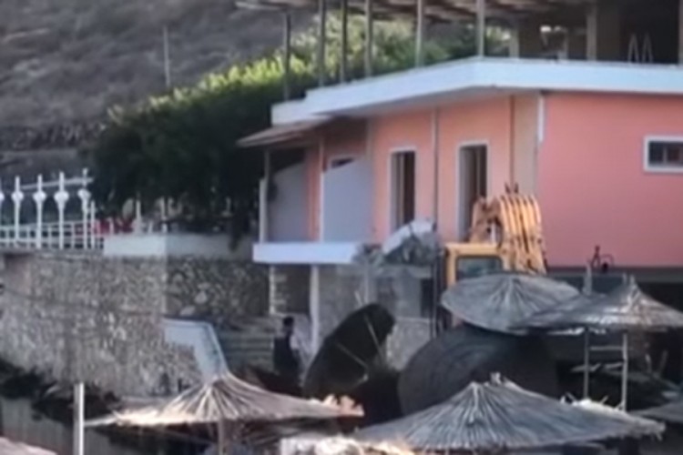 Buldožerom srušen restoran Albanca koji je napao turiste
