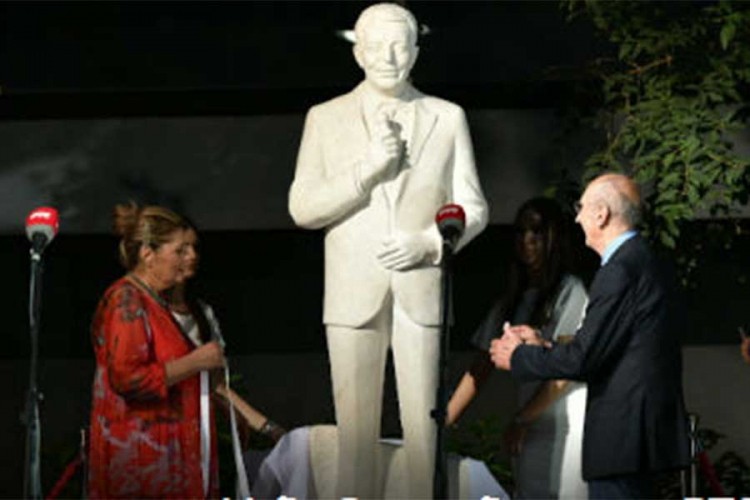 Otkriven spomenik Mići Orloviću ispred RTS-a