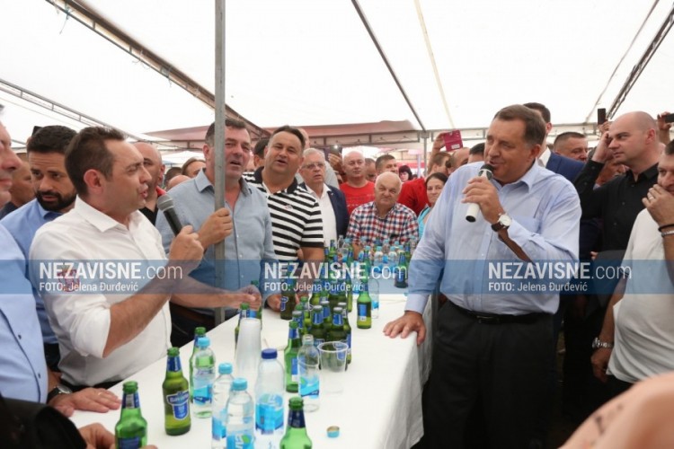 Dodik i Vulin zapjevali na Manjači