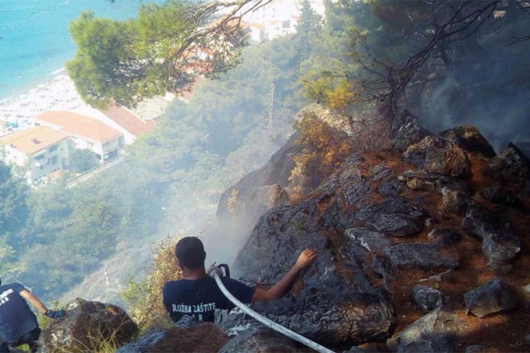 Kanaderi gase požar u Sutomoru