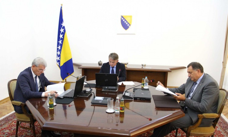 Dodik povukao zahtjev, sjednica Predsjedništva otkazana