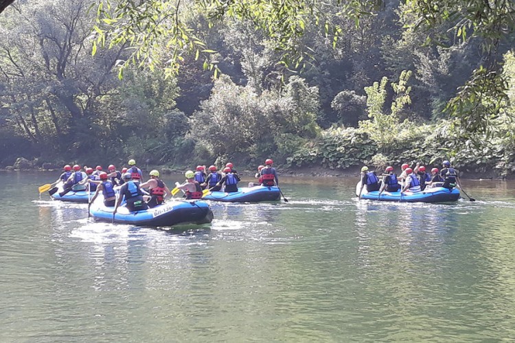 Lica sa invaliditetom uživala u raftingu na Vrbasu
