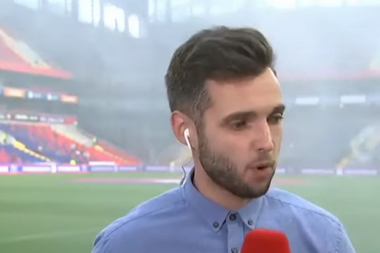 Urnebesan video: Novinar u borbi protiv prskalica na stadionu