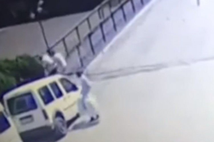 Urušio se most u Turskoj, pješaci i kombi pali u rijeku