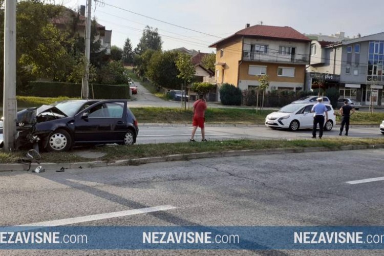 Golfom udario u stub rasvjete u Banjaluci