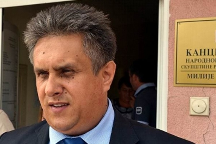 Narodni poslanik pomogao kravi da se oteli, sve snimali