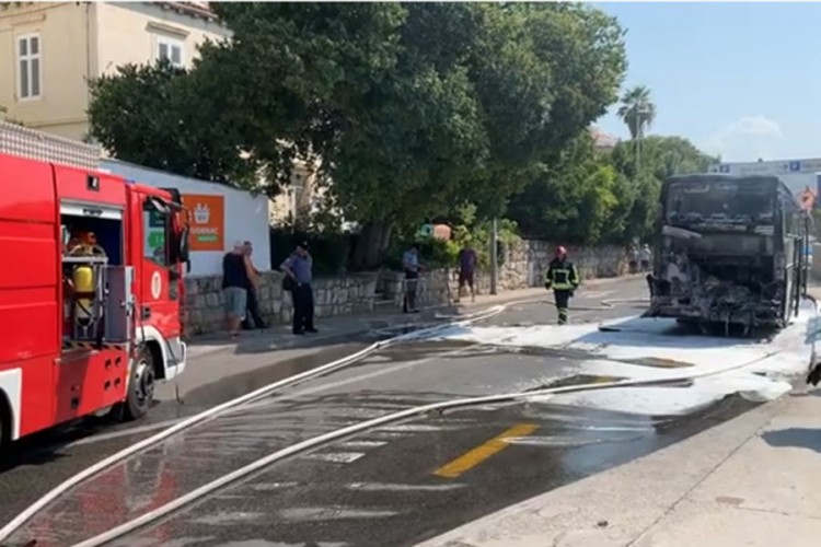 Zapalio se turistički autobus u Dubrovniku