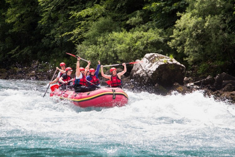 "Nezavisne" na raftingu: Pijemo čistu Taru i uživamo u adrenalinu