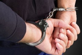 Motociklista odbacio drogu pa počeo da lupa po policijskom autu