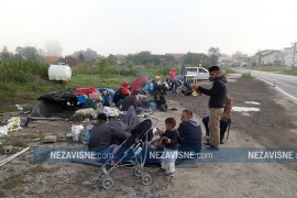 Migranti spavaju pod vedrim nebom