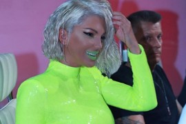 Karleuša gazi po dolarima u neon štiklama