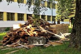 Drva istovarili na stećke iz trećeg vijeka