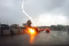 Dvije munje udarile u auto, sve zabilježila kamera