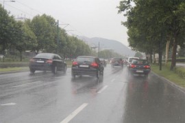 Mokri kolovozi uz rijeku Savu