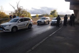 Naoružan čovjek puca i prijeti da će raznijeti most u Kijevu