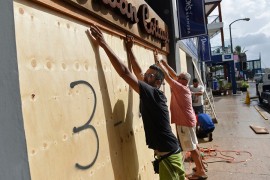 "Umberto" kidao dalekovode na Bermudama, "Lorena" u Meksiku