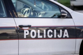 Dvije osobe teško povrijeđene u sudaru auta i kombija