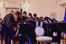 Zajedničko sviranje klavira za Ginisa