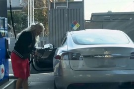 Skoro pola Amerikanaca misli da električni automobili trebaju benzin