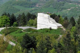 Zapalio plato spomenika na Banj brdu u Banjaluci