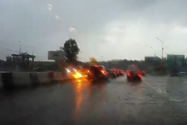 Grom dva puta udario u isti auto dok je čekao u koloni