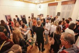 U Ba­nja­lu­ci otvo­re­na izložba "Zna­ko­vi odras­ta­nja" ...