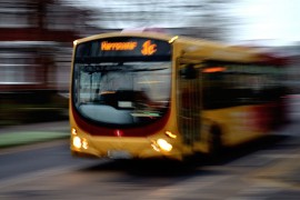 Migrant se sajlom zakačio ispod autobusa