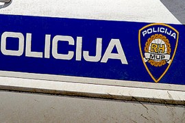 Pijana pala sa mopeda pa jednog policajca ugrizla, drugog udarila