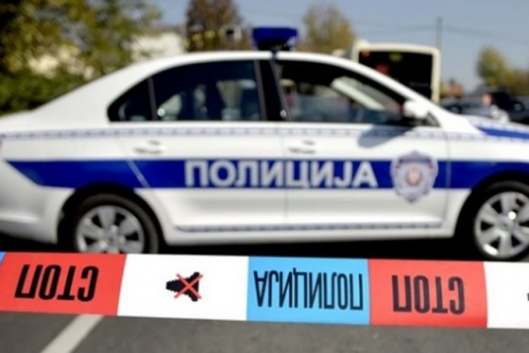Poginule tri osobe, automobil podletio pod kamion