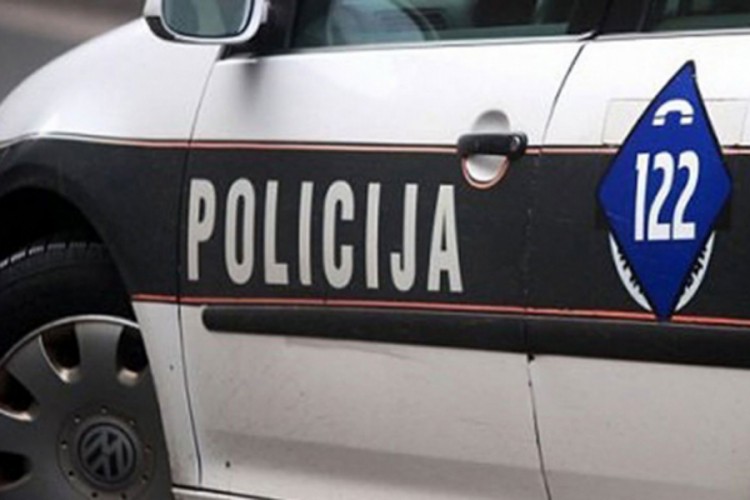 Tri osobe povrijeđene u sudaru dva automobila