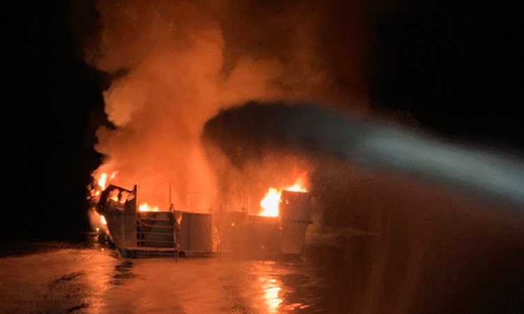 Zapalio se brod kod Los Anđelesa, traga se za 34 putnika