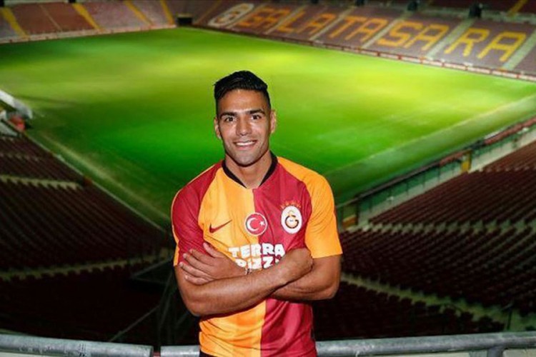 Nestvaran doček za Falkaa na stadionu Galatasaraja