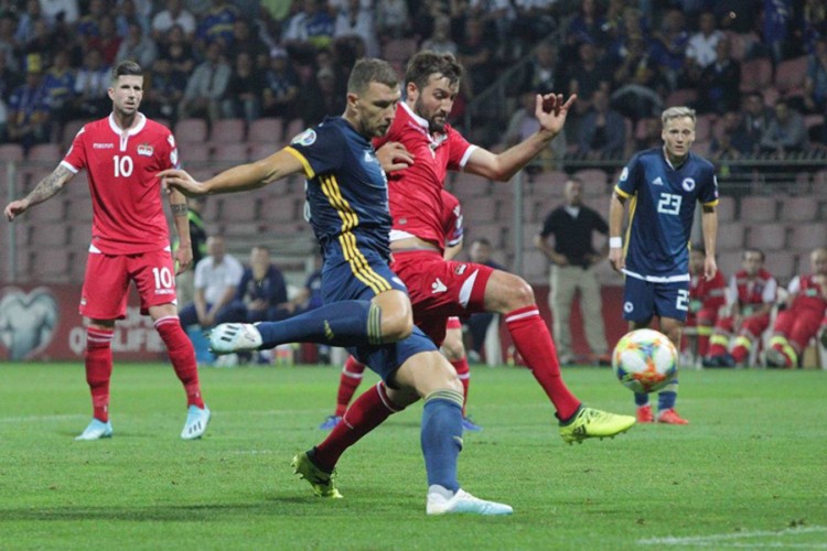 Petarda na Bilinom polju: Zvižduci pokrenuli "zmajeve"