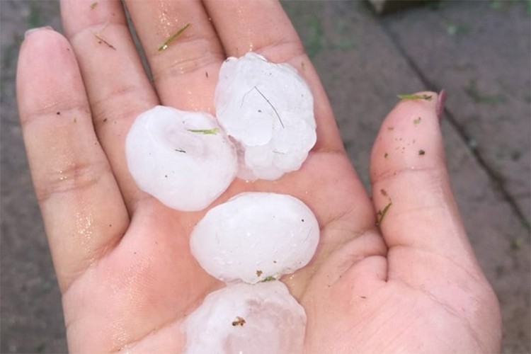 Jako nevrijeme u Dalmaciji, grad veličine oraha