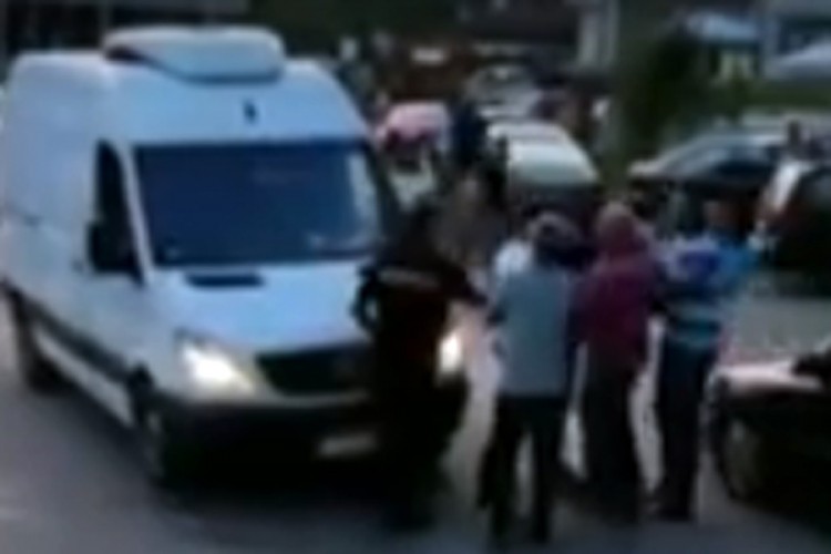 Pijani policajac divljao po gradu pa udario kolegu prilikom privođenja