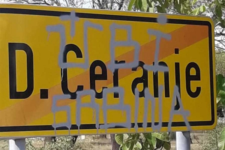 Uklonjeni grafiti "Ubi Srbina" na ulazu u Pupovčevo selo
