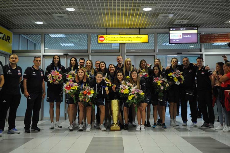 Odbojkašice Srbije dočekane uz ovacije na aerodromu
