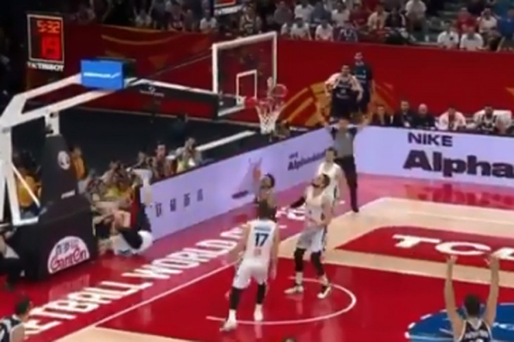 Sudije ponovo na udaru: Da li je Adetokumbo zaslužio peti faul