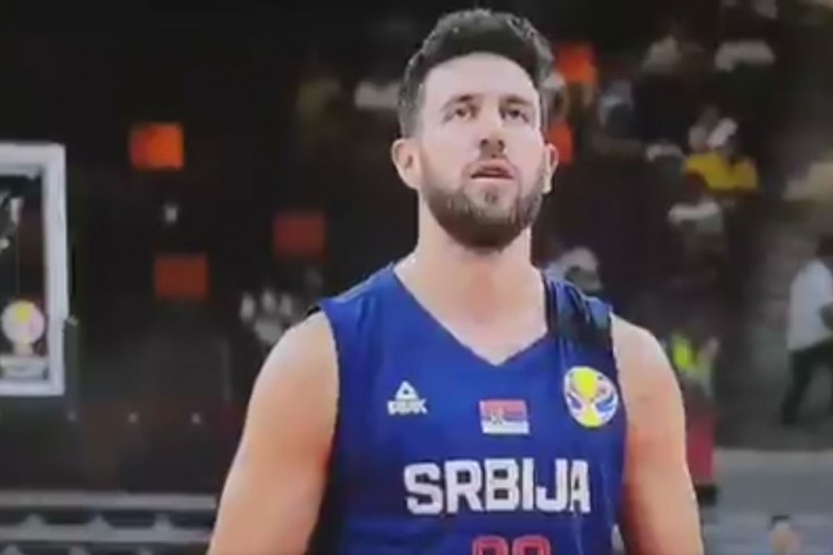 Micić izašao na teren sa posvetom majci