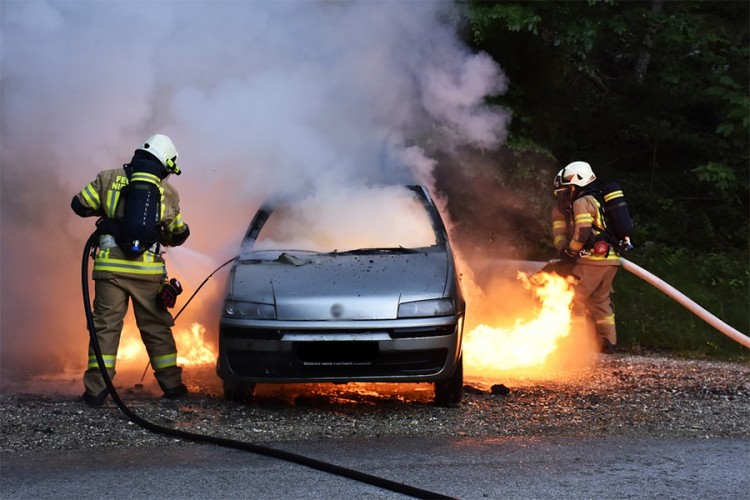 Auto sletio s puta i zapalio se, tri osobe povrijeđene