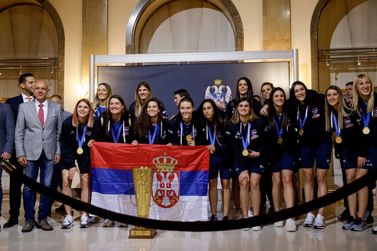 Vlada Srbije nagradila zlatne odbojkašice sa po 20.000 evra