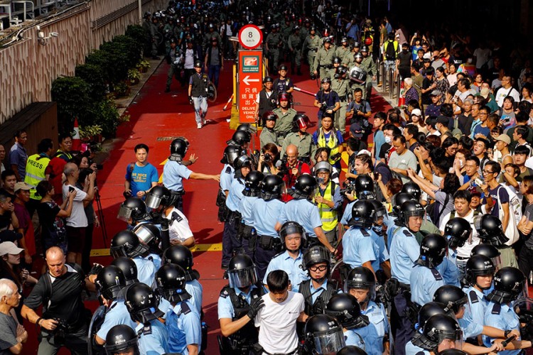 Zastavama Kine udarali demonstrante u Hongkongu